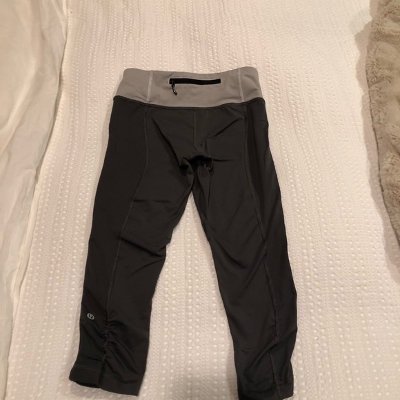 Lulu lemon Grey Cropped Leggings - Picture 4 of 5